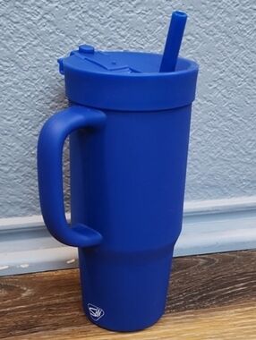 NWOT Silipint 32 oz Straw Humbler Classic Blue Tumbler